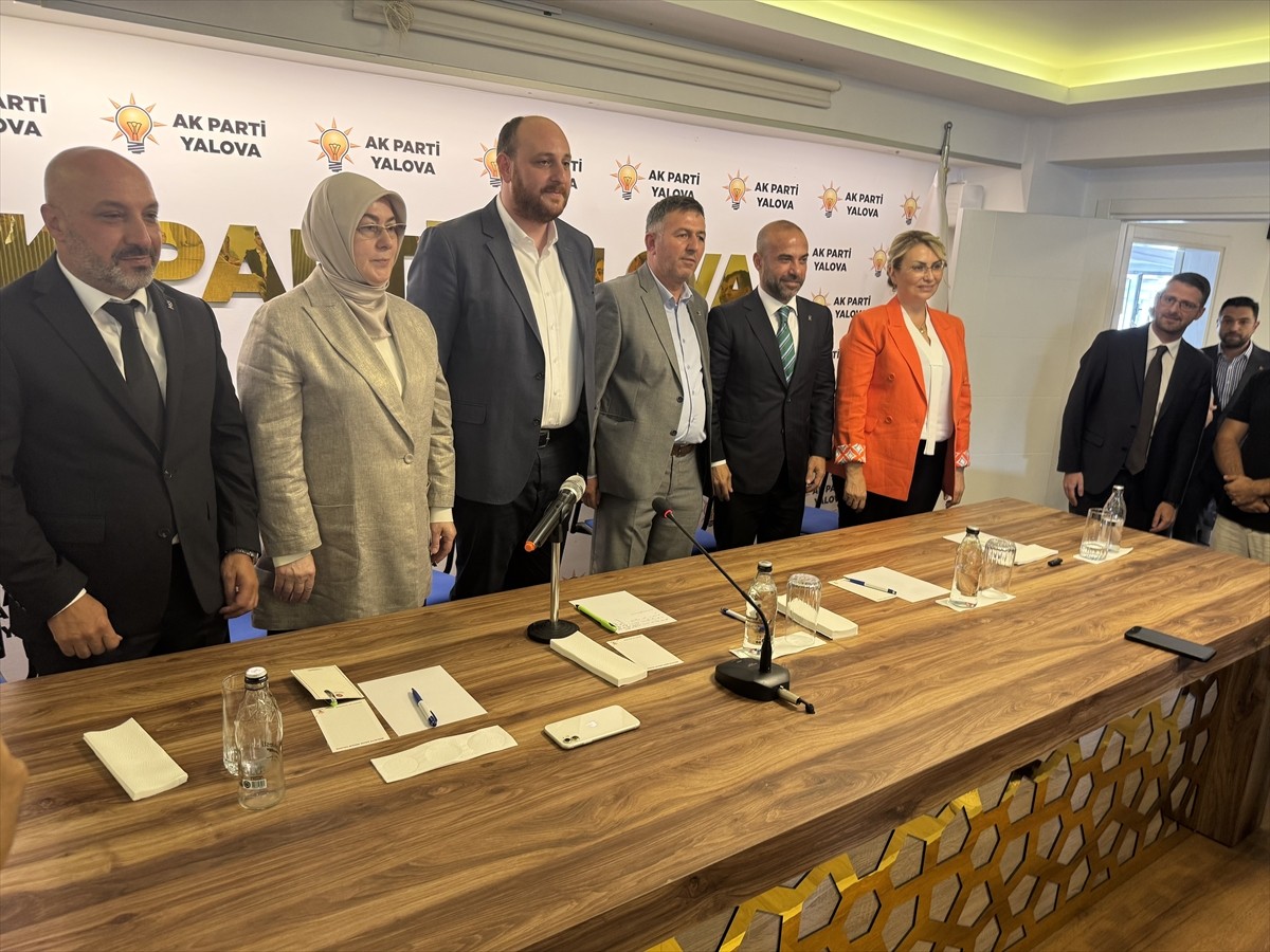 AK Parti Genel Başkan Yardımcısı Ahmet Büyükgümüş (sol 3), partisinin Yalova İl Başkanlığı...