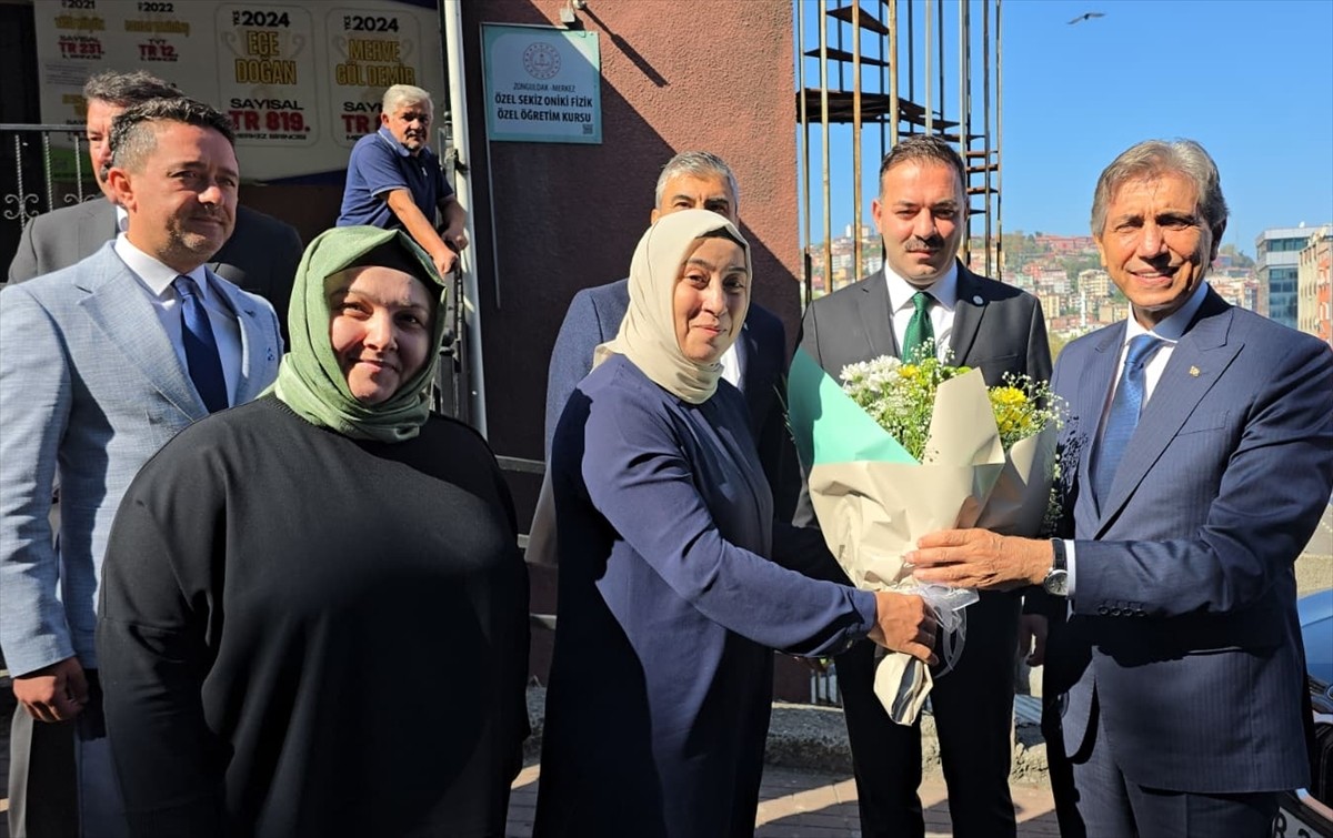 AK Parti Genel Başkan Yardımcısı Mustafa Demir (sağda), partisinin Zonguldak İl Başkanlığını...