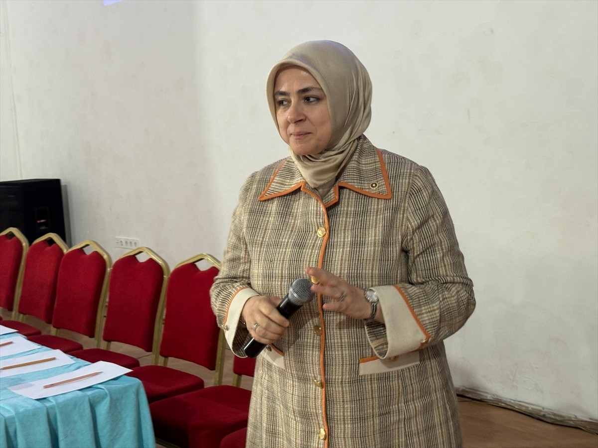 AK Parti Genel Merkez Kadın Kolları Başkanı Tuğba Işık Ercan (solda), Ardahan Gençlik Merkezi'nde...