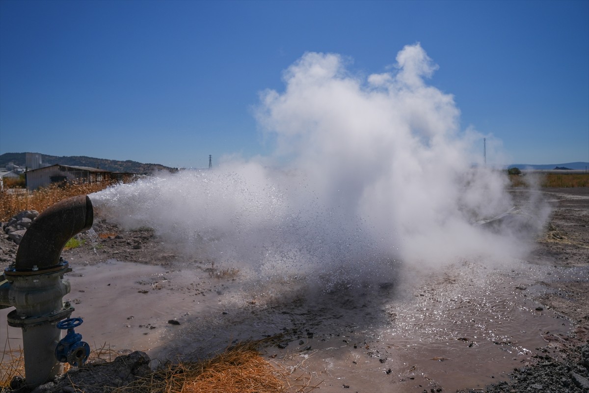 AK Parti Genel Sekreteri ve İzmir Milletvekili Eyyüp Kadir İnan, İzmir Ticaret Odası Başkanı...