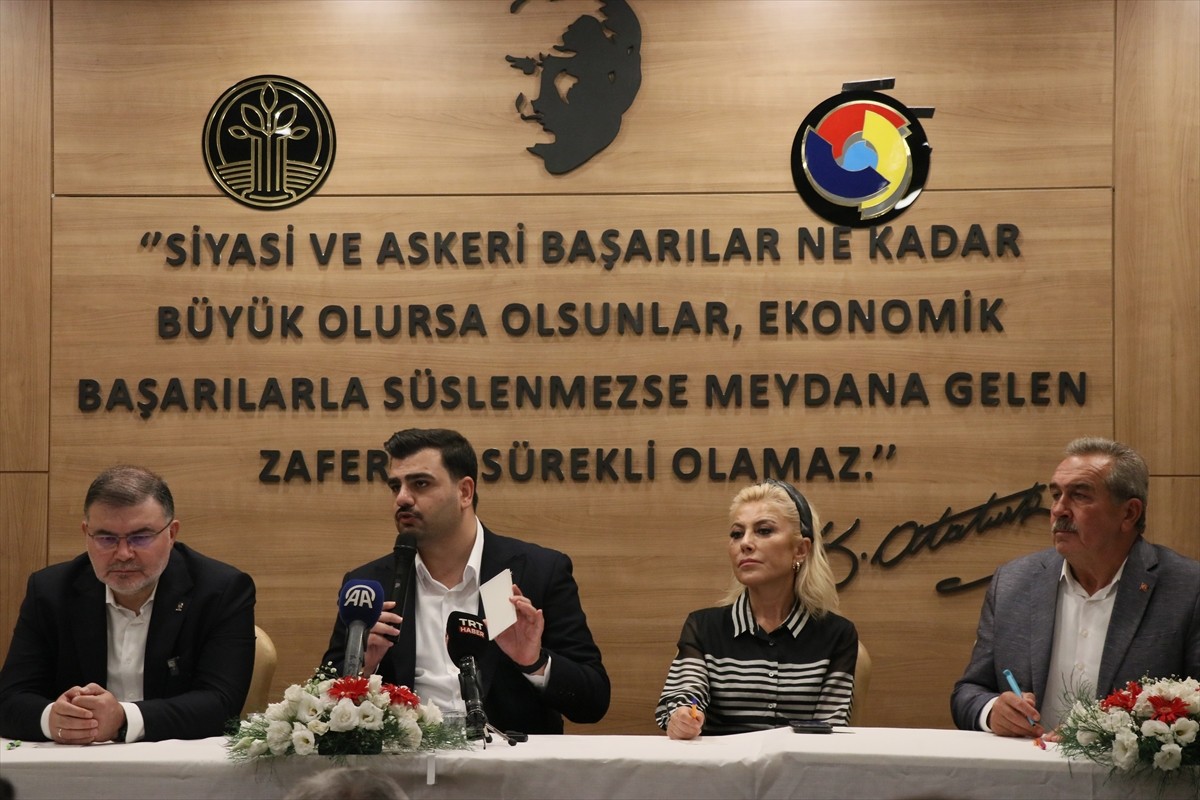 AK Parti Genel Sekreteri ve İzmir Milletvekili Eyyüp Kadir İnan, partisinin Bergama İlçe...