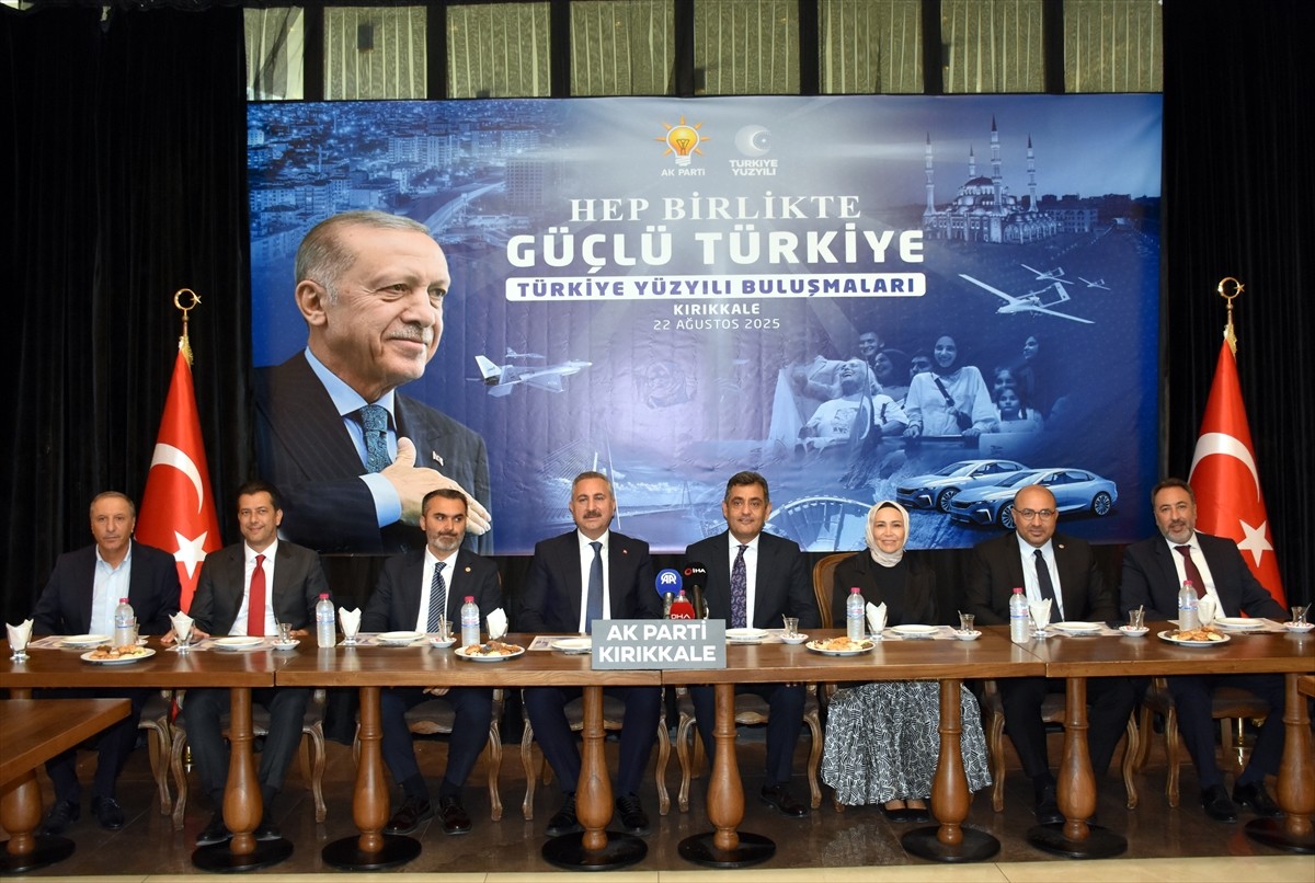 AK Parti Grup Başkanvekili ve Gaziantep Milletvekili Abdulhamit Gül (Ortada), Kırıkkale'de bir...