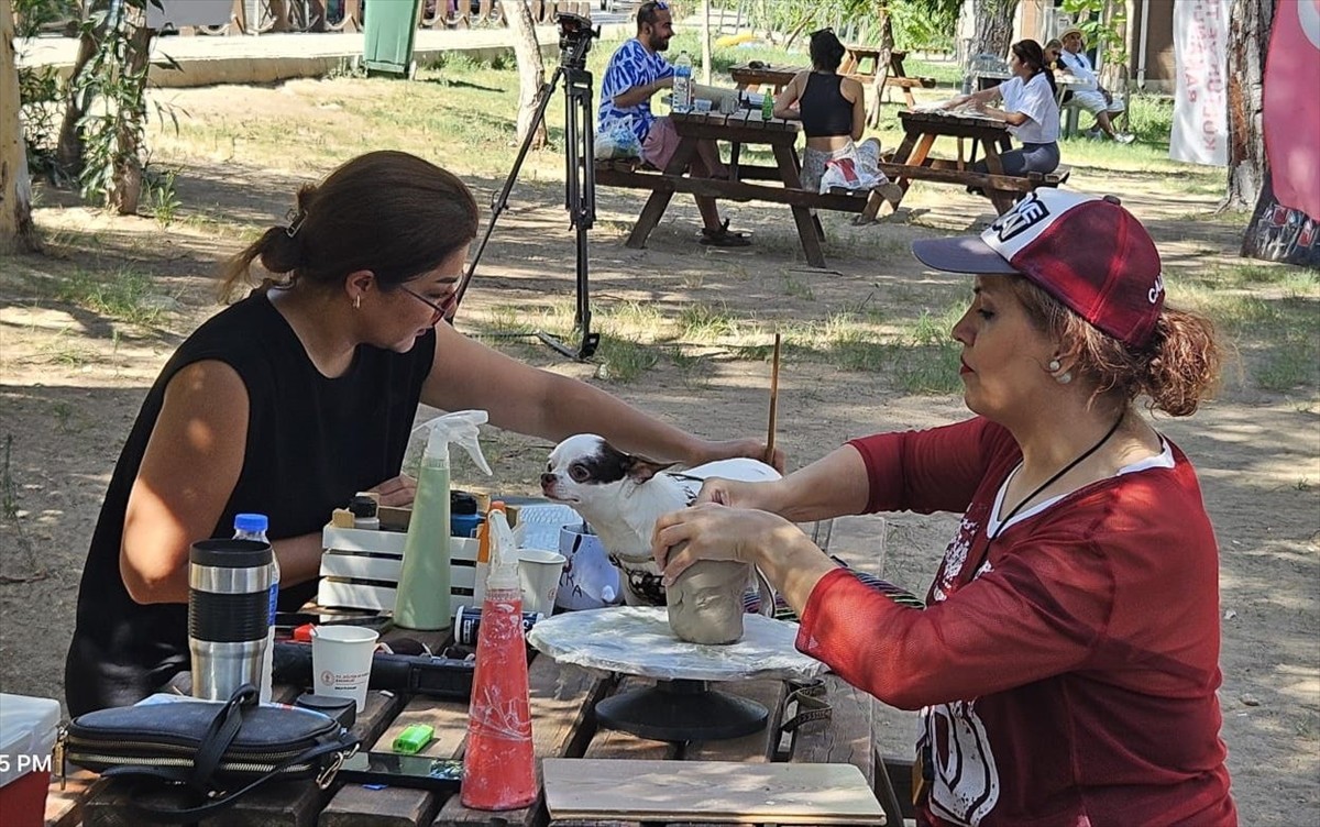 Akdeniz Üniversitesince düzenlenen "5. Yaz Sanat Kampı ve Kültür Sanat Çalıştayı" sona erdi. Kemer...