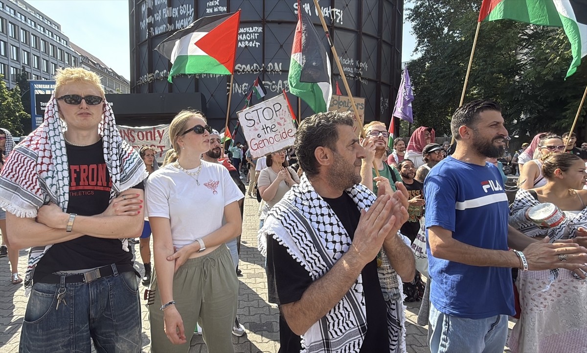 Almanya’nın başkenti Berlin’de Mitte semtindeki Friedrich ve Zimmer caddelerinin kesiştiği...