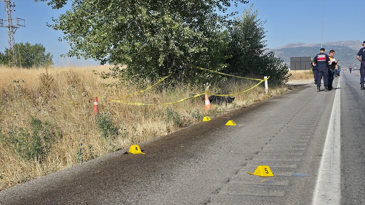 Amasya'nın Gümüşhacıköy ilçesinde arızalanan otomobilini kontrol ederken tır çarpan kişi hayatını...