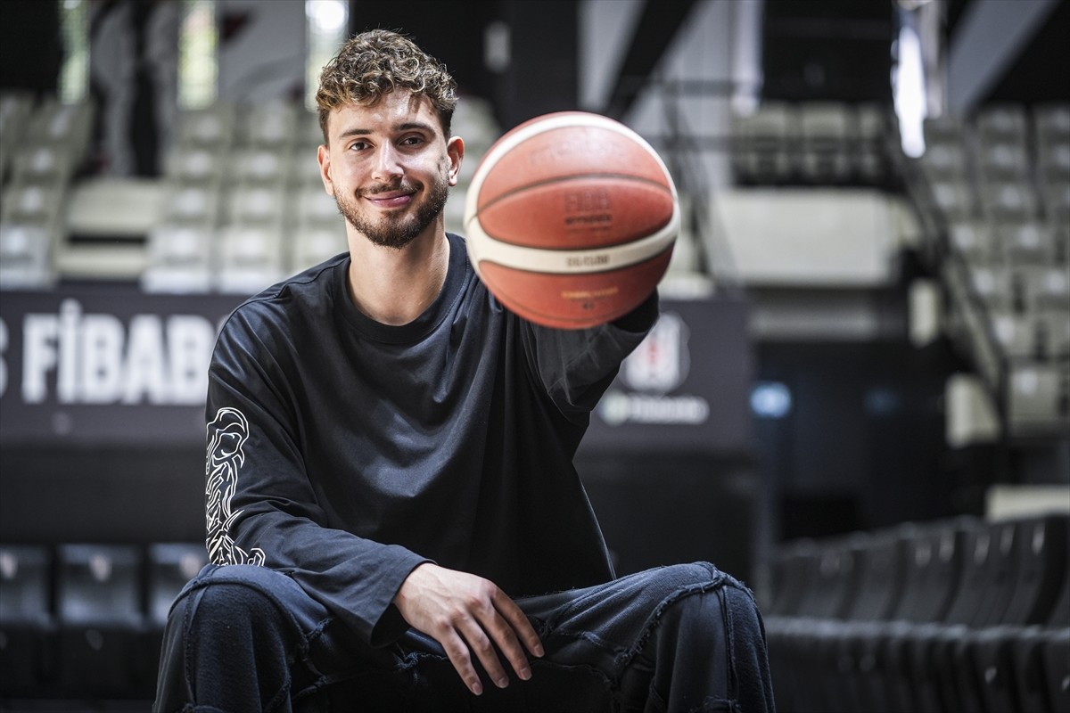 Amerikan Ulusal Basketbol Ligi (NBA) ekiplerinden Houston Rockets'ta forma giyen milli oyuncu...