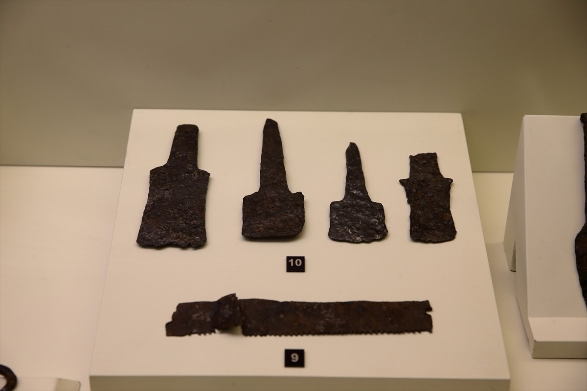 Anadolu'da demirin yaklaşık 3 bin 500 yıllık serüvenini konu alan "Hapalki: Demir" sergisi...