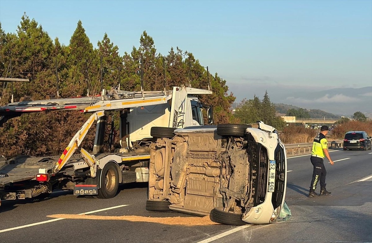 Anadolu Otoyolu'nun Düzce kesiminde otomobilin devrilmesi sonucu 6 kişi yaralandı. Kaza yerine...