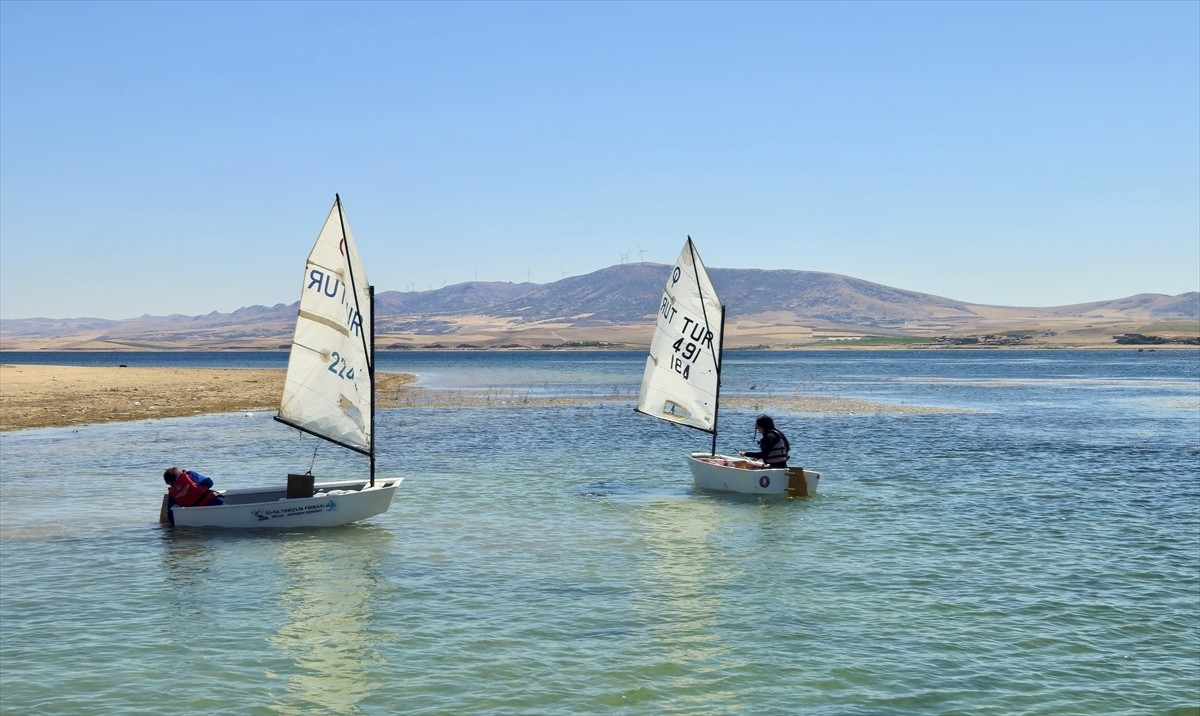 Anadolu Yelken Ligi Optimist Yarışları, Kırşehir Hirfanlı Baraj Gölü'nde 2 kategorideki yarışlarla...