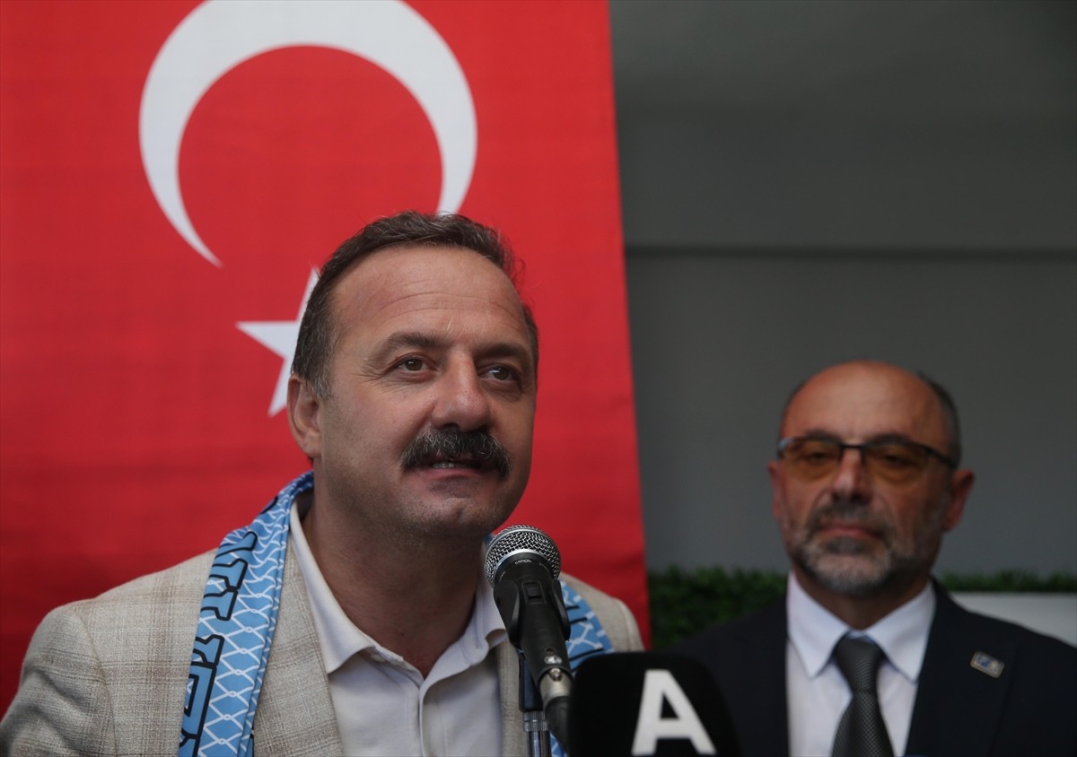 Anahtar Parti Genel Başkanı Yavuz Ağıralioğlu, Rize'de partisinin Ardeşen Belediyesi Ayhan...