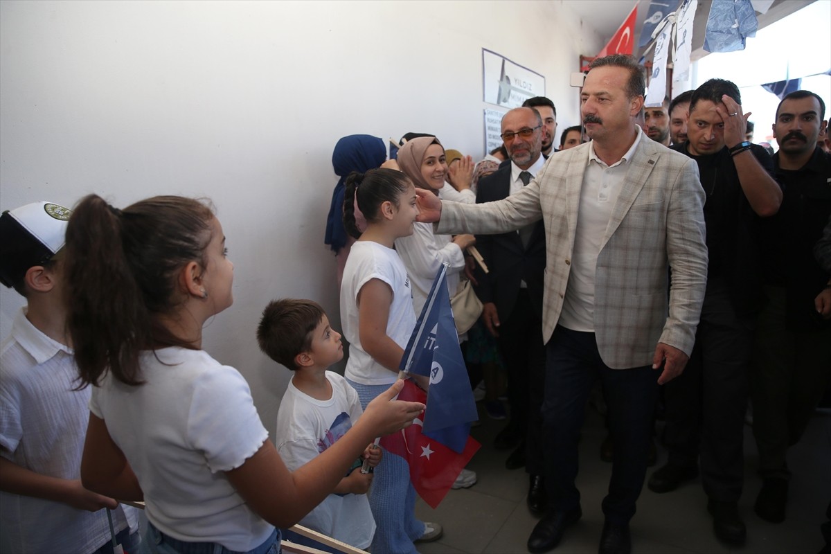 Anahtar Parti Genel Başkanı Yavuz Ağıralioğlu, Rize'de partisinin Ardeşen Belediyesi Ayhan...