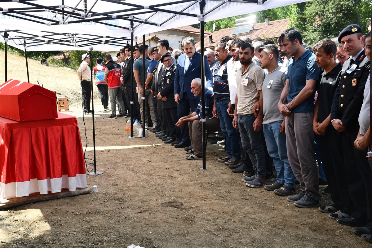 Ankara'da göreve gittiği sırada geçirdiği trafik kazasında hayatını kaybeden Uzman Çavuş Selami...