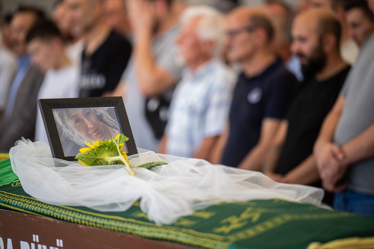 Ankara'da önceki gün misafir olarak gittiği evde çıkan kavgada hayatını kaybeden kadının cenazesi...