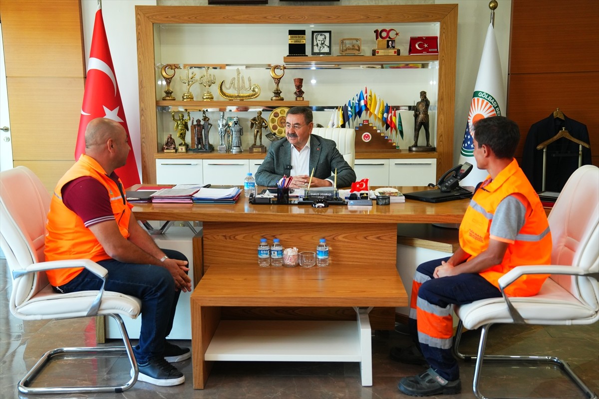 Ankara'nın Gölbaşı Belediyesi Temizlik İşleri Müdürlüğüne bağlı temizlik işçileri, çalışma...