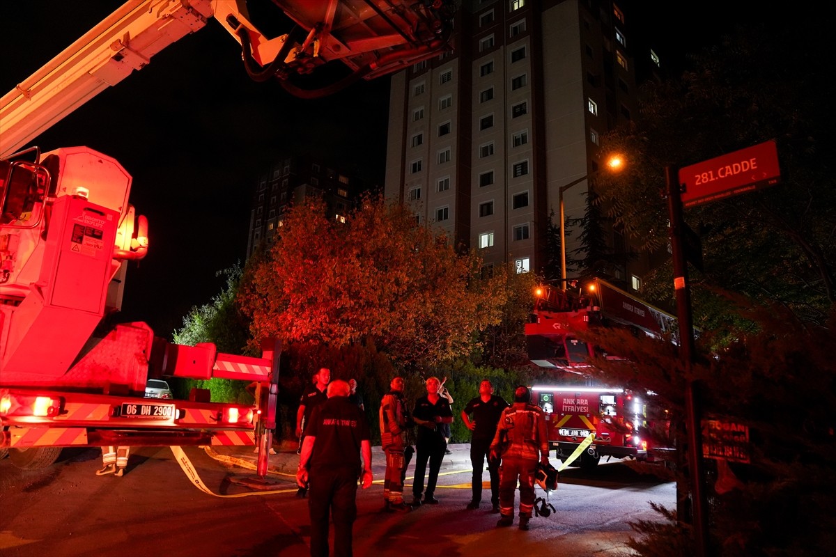 Ankara'nın Yenimahalle ilçesindeki 16 katlı apartmanın en üst katında çıkan yangın itfaiye...