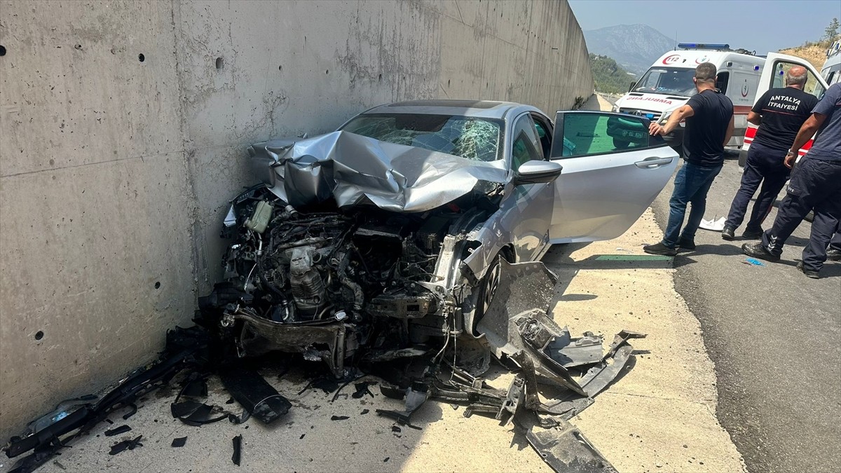 Antalya'da tırın dorsesine çarpan otomobildeki 1'i ağır 3 kişi yaralandı. Ekipler, araçta sıkışan...