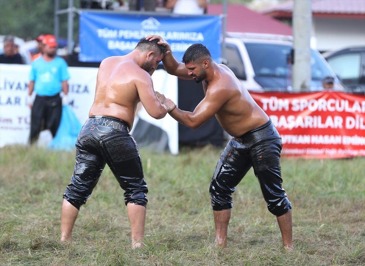 Antalya'nın Alanya ilçesinde düzenlenen 19. Geleneksel Gökbel Yaylası Yağlı Güreşleri'nde 45'i...