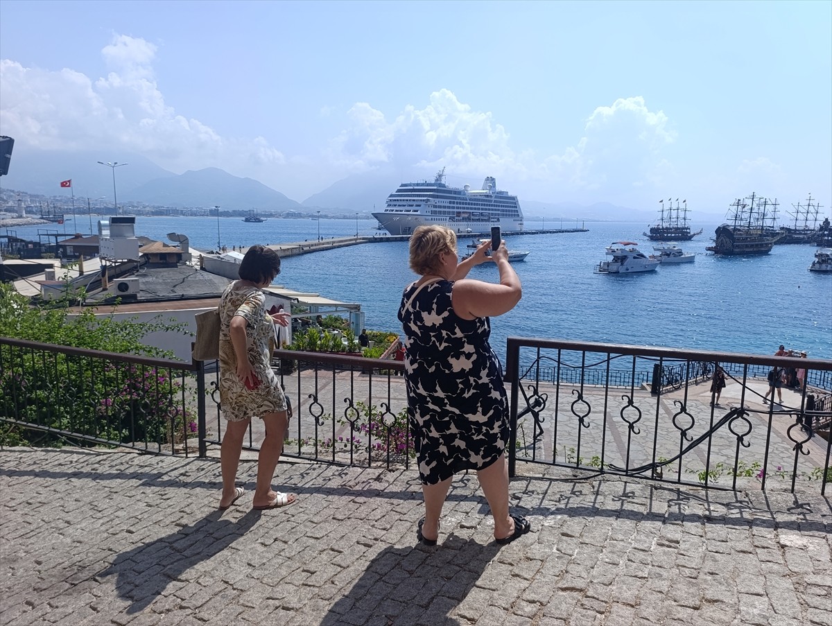 Antalya'nın Alanya ilçesine, "Nautica" isimli kruvaziyerle 602 yolcu geldi. Gemiden inen yolcular...