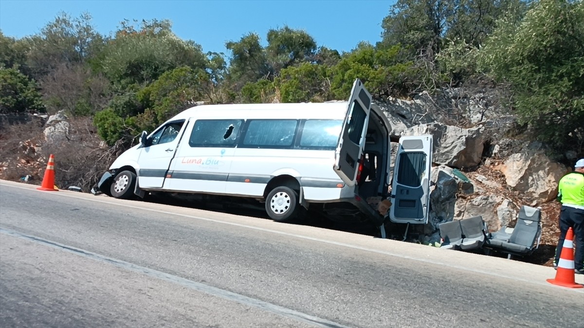 Antalya'nın Demre ilçesinde yoldan çıkarak kayalıklara çarpan tur minibüsündeki 17 kişi yaralandı....