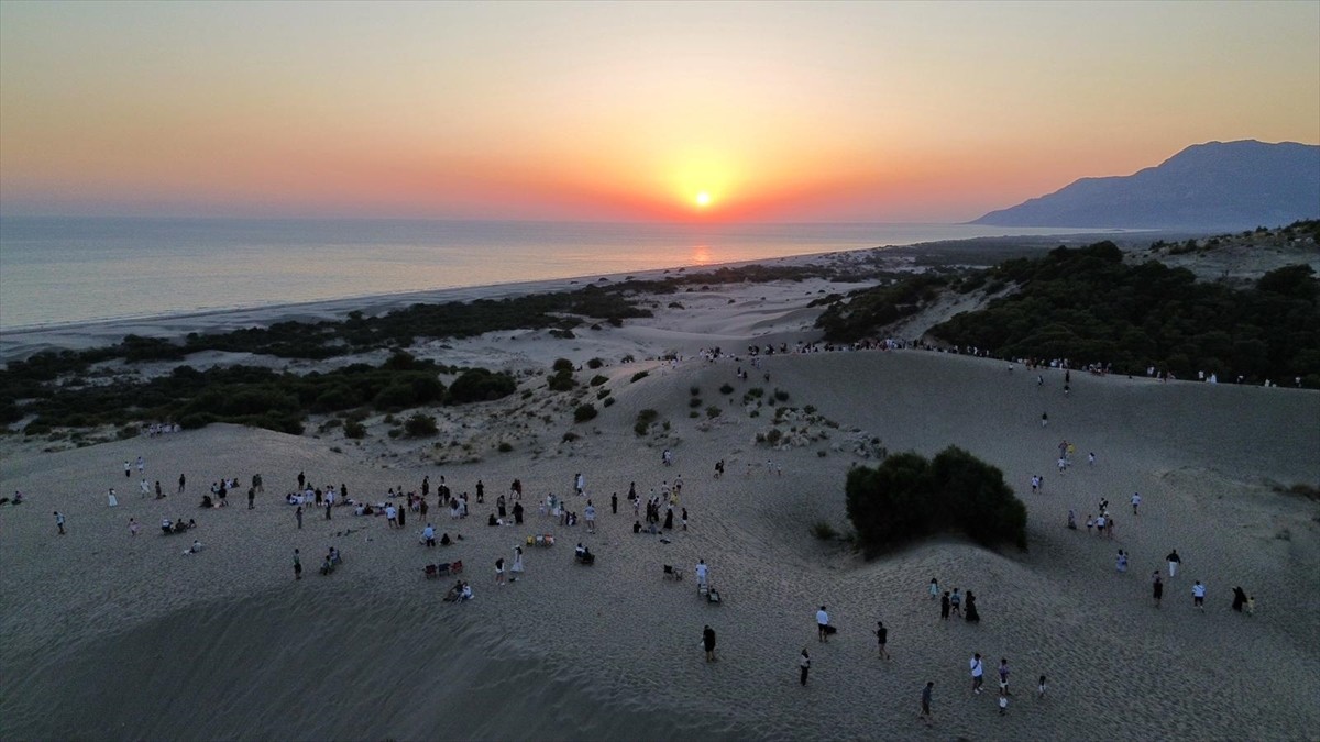 Antalya'nın Kaş ilçesi sınırlarındaki Patara Plajı'nda, kilometrelerce uzanan eşsiz sahilin yanı...