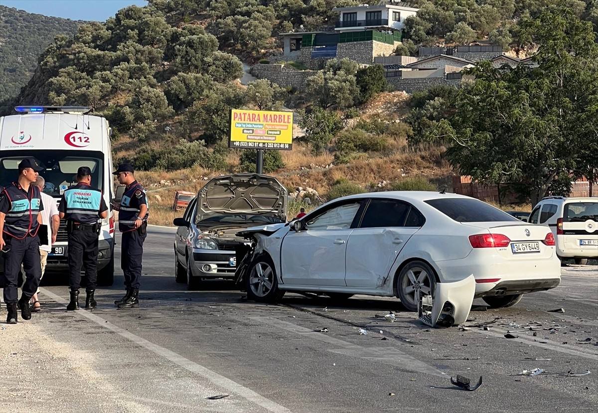 Antalya'nın Kaş ilçesinde 3 otomobilin çarpıştığı kazada 7 kişi yaralandı.