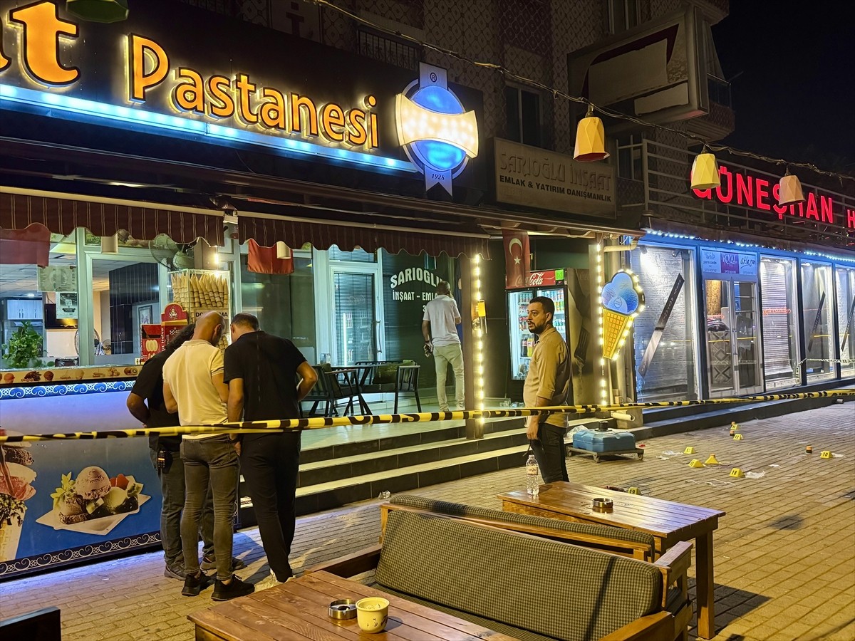 Antalya'nın Kepez ilçesinde pastanede çıkan silahlı kavgada 2 kişiyi öldüren şüpheli intihar...