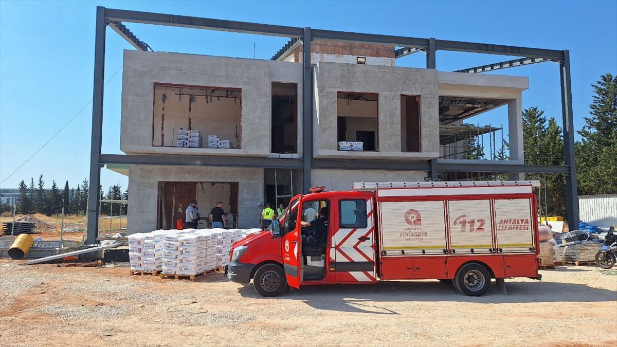 Antalya'nın Konyaaltı ilçesinde su kuyusundaki merdivenden düşerek yaralanan işçi itfaiye ekibince...