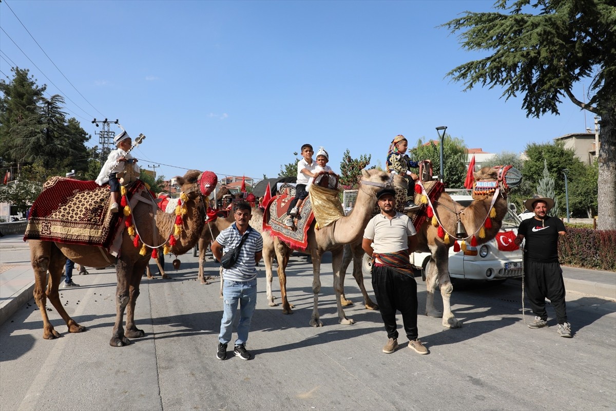  Antalya'nın Korkuteli ilçesinde bu yıl 34'üncüsü düzenlenen "Altın Kiraz Yağlı Pehlivan...