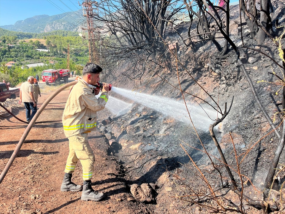 Antalya'nın Kumluca ilçesindeki ormanlık alanda çıkan yangın, ekiplerin hızlı müdahalesiyle...