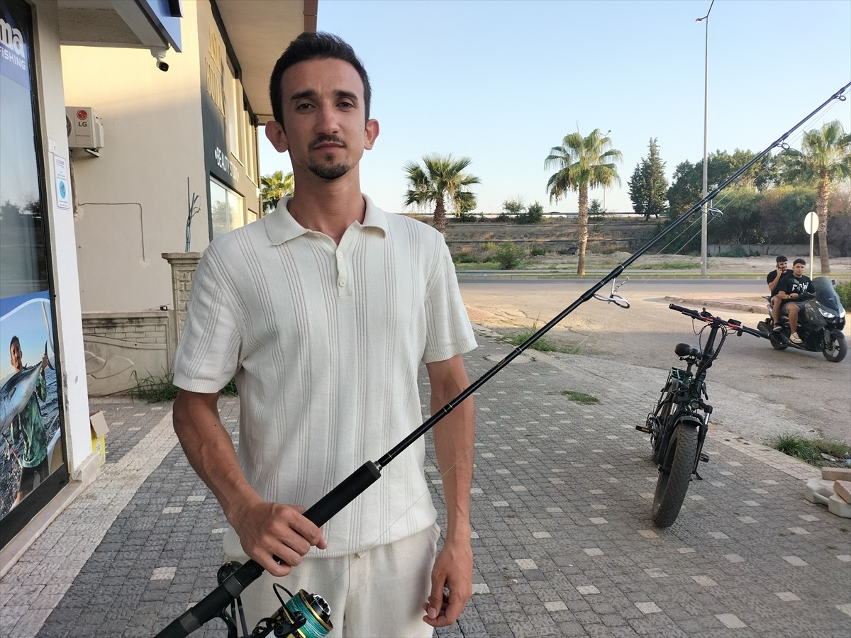 Antalya'nın Manavgat ilçesi açıklarında görülen balina, balık avlamak için denize açılan amatör...