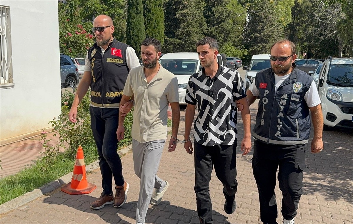 Antalya'nın Muratpaşa ilçesinde aralarında husumet bulunduğu ifade edilen iki grup arasında çıkan...