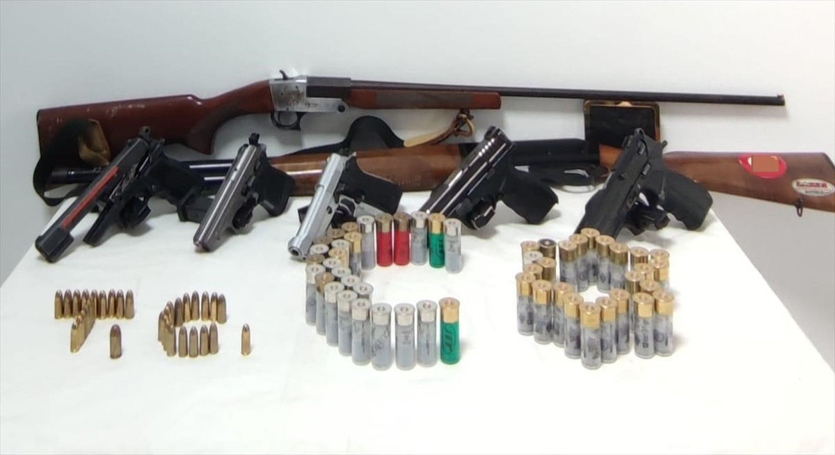 Antalya'nın Serik ilçesinde bir akaryakıt istasyonunu yağmaladıkları gerekçesiyle yakalanan 6...