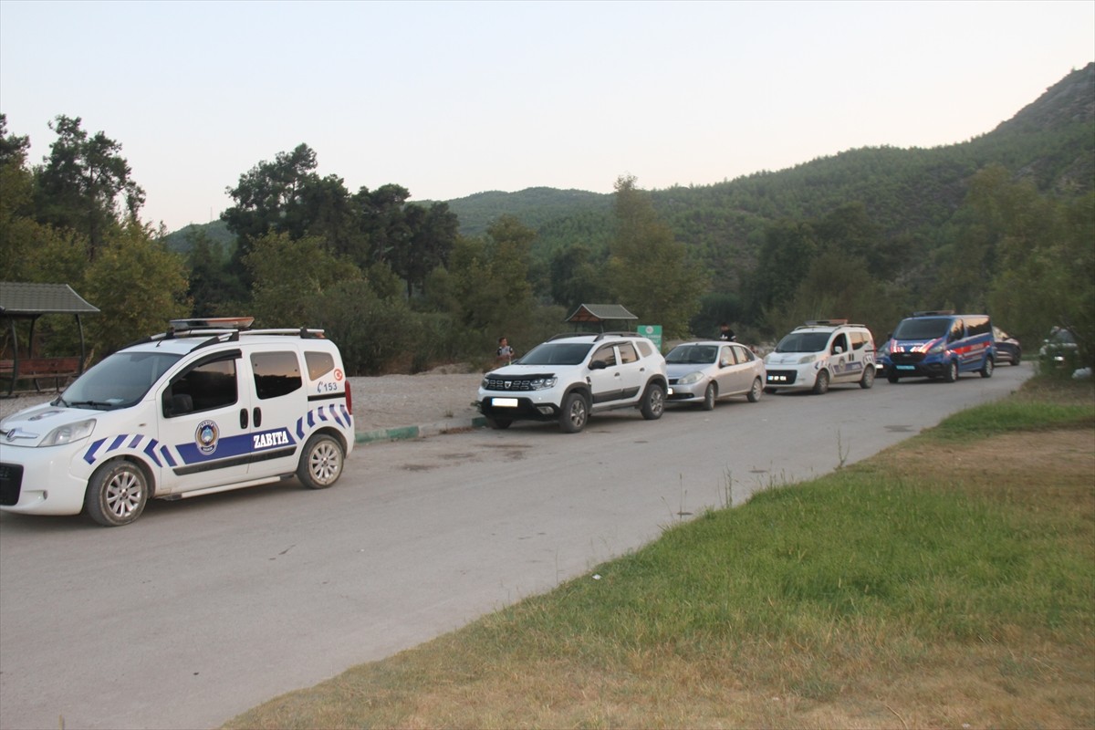 Antalya'nın Serik ilçesinde serinlemek için ırmağa giren genç boğuldu. Ekipler bölgede çalışma...