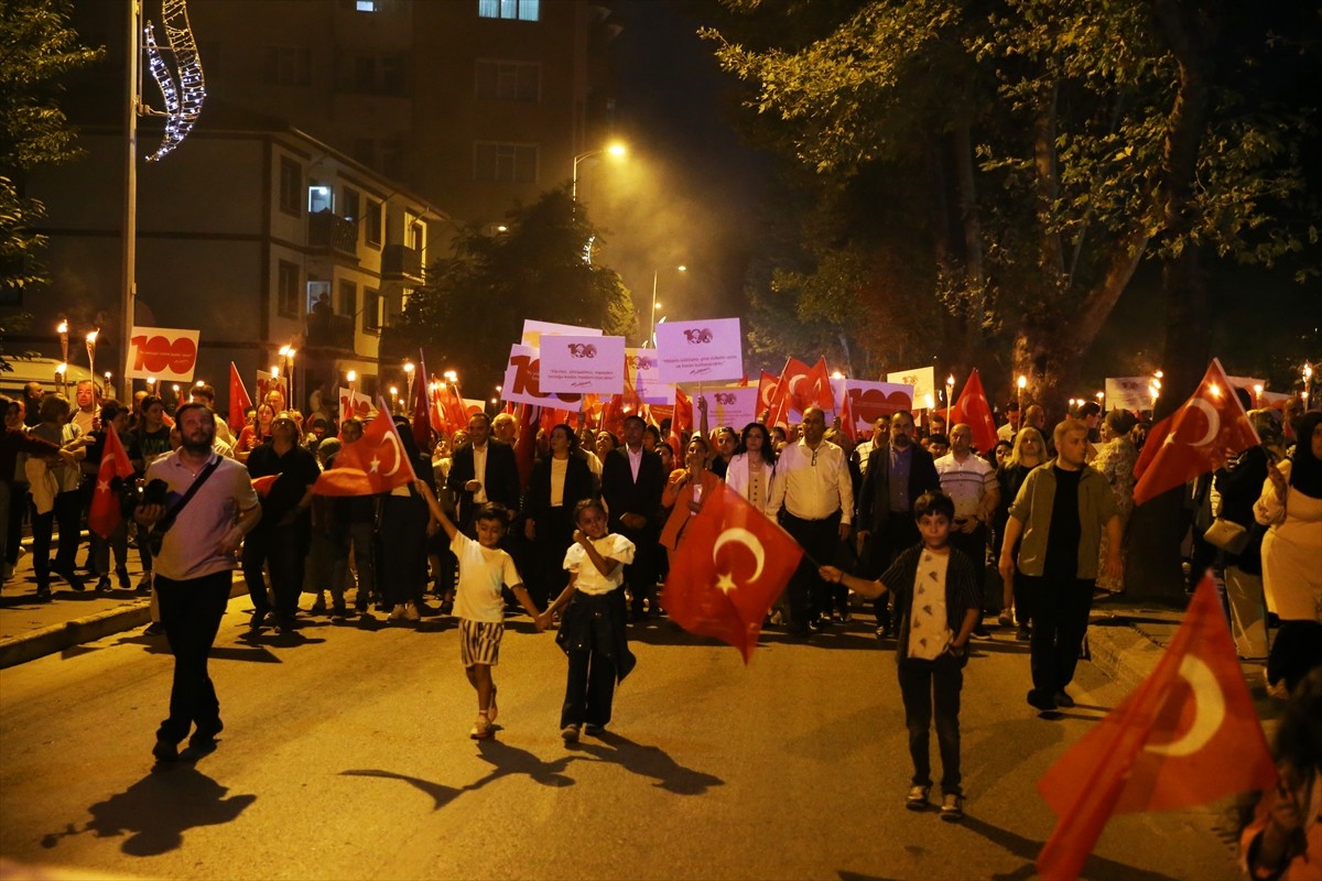 Atatürk'ün Kastamonu'ya gelişi ve Şapka İnkılabı'nın 100. yıl dönümü dolayısıyla fener alayı...