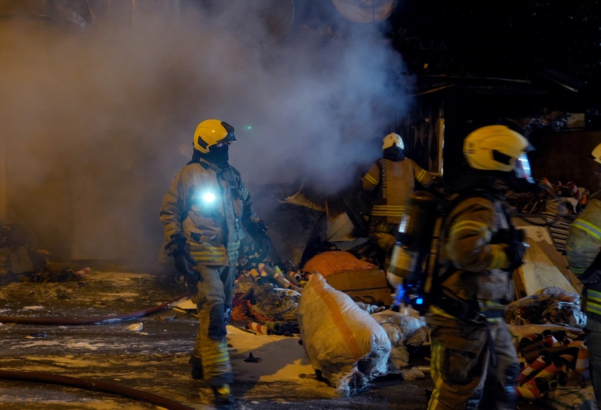 Avcılar'da çorap üretim atölyesinde çıkan ve üst katlara sıçrayan yangın itfaiye ekiplerince...