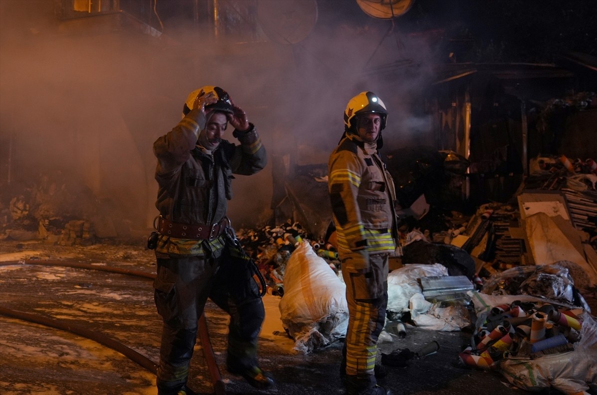 Avcılar'da çorap üretim atölyesinde çıkan ve üst katlara sıçrayan yangın itfaiye ekiplerince...