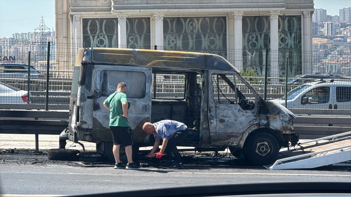 Avcılar'da D-100 Karayolu Edirne istikametinde hareket halindeyken yanmaya başlayan minibüste...