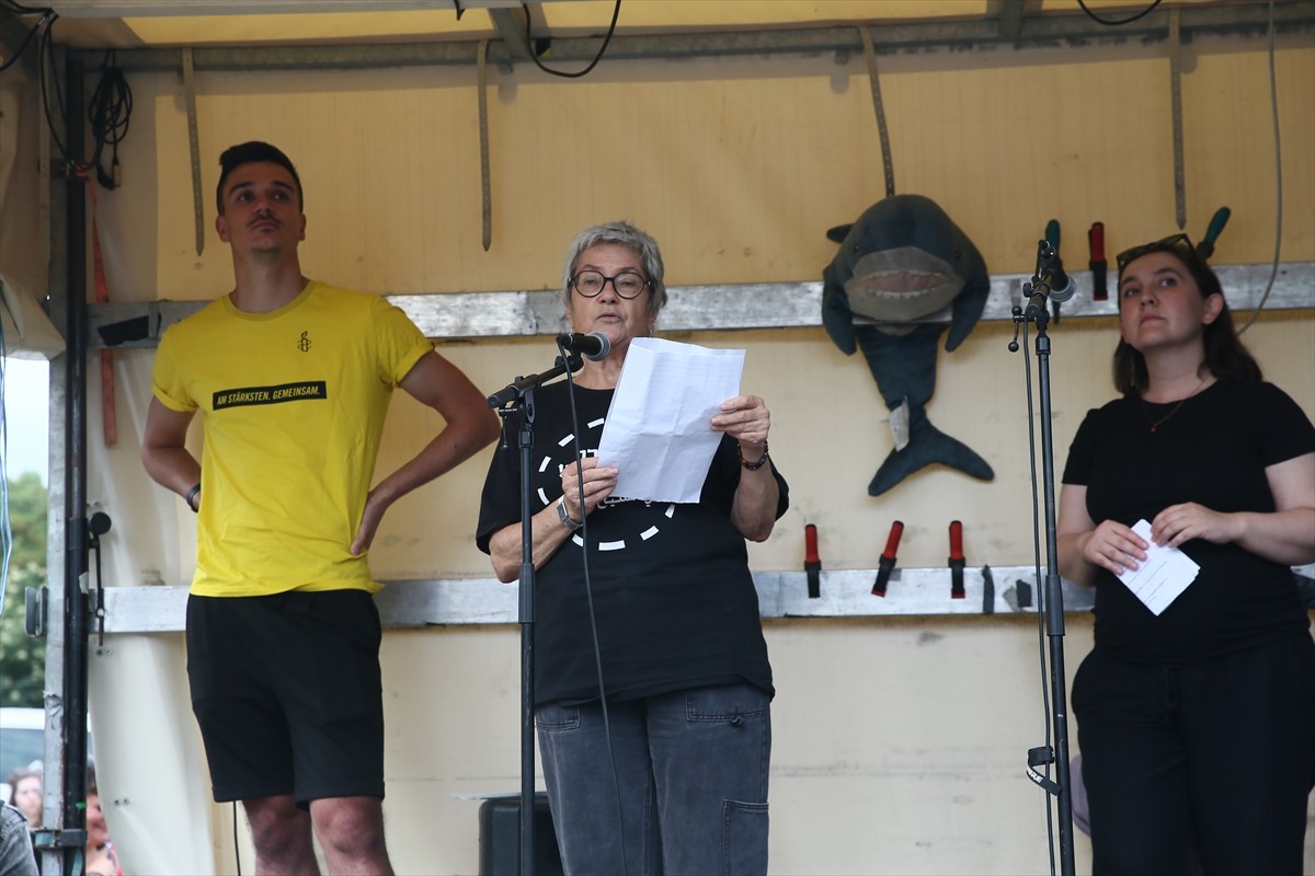 Avusturya'nın başkenti Viyana'da toplanan yüzlerce Filistin destekçisi, parlamento binası önünde...