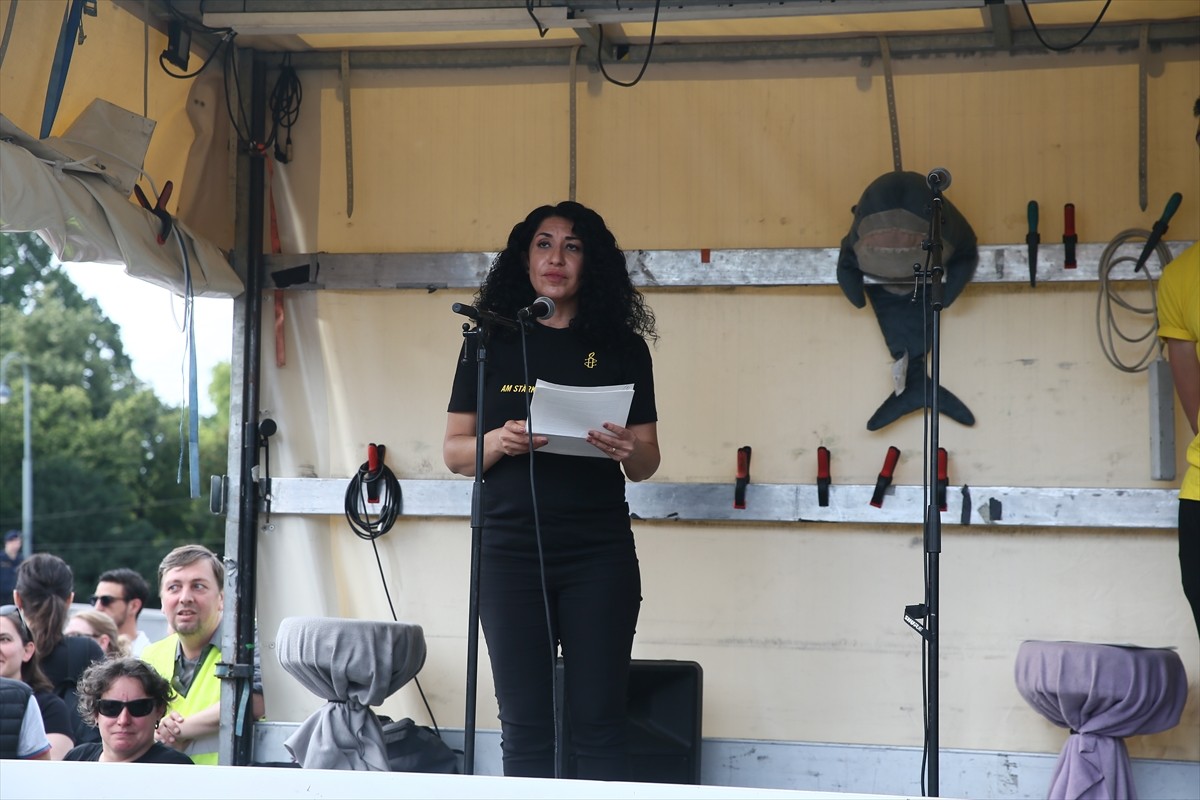 Avusturya'nın başkenti Viyana'da toplanan yüzlerce Filistin destekçisi, parlamento binası önünde...