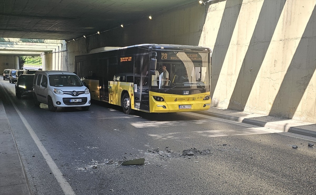 Bağcılar'da alt geçitte düşen beton parçaları trafiği tehlikeye düşürürken, bazı araçlarda da...