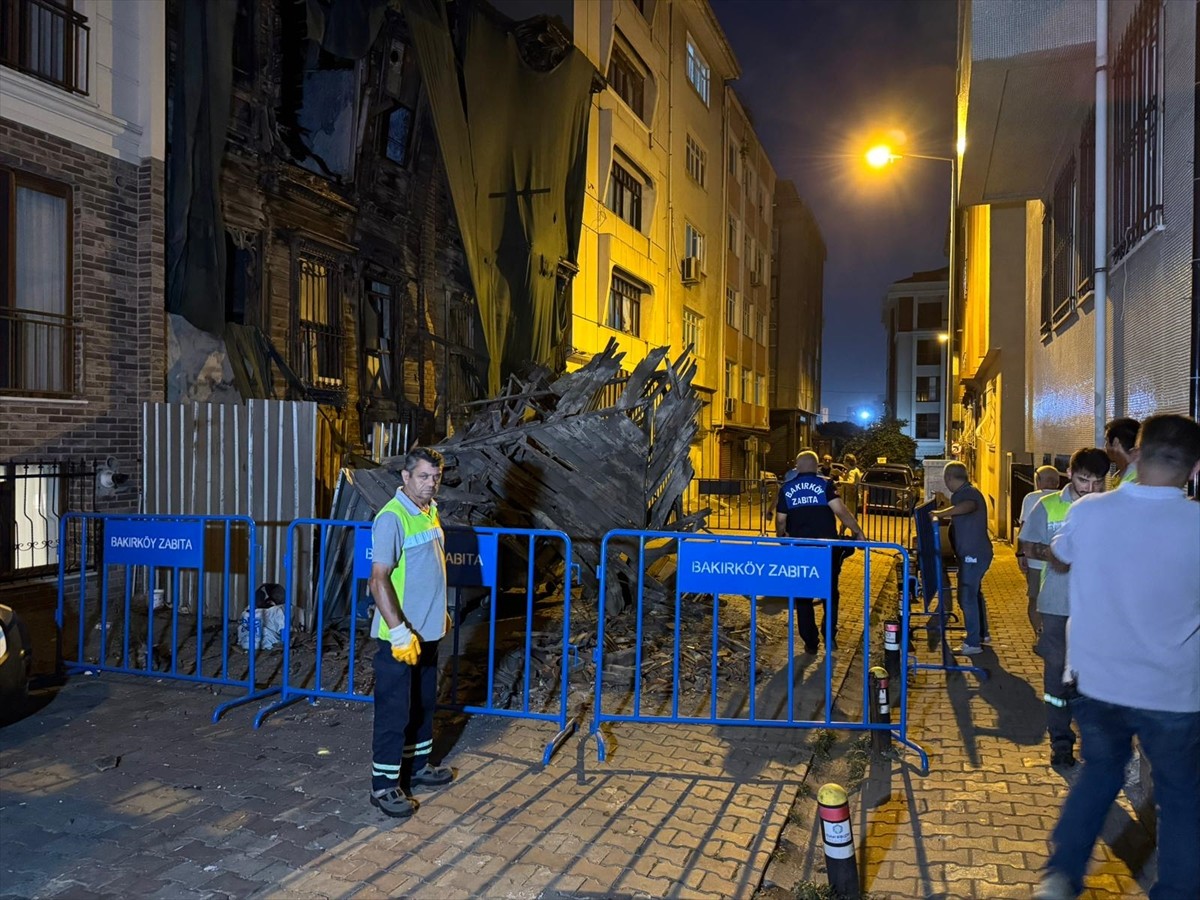 Bakırköy'de iki katlı metruk binada kısmi çökme meydana geldi
