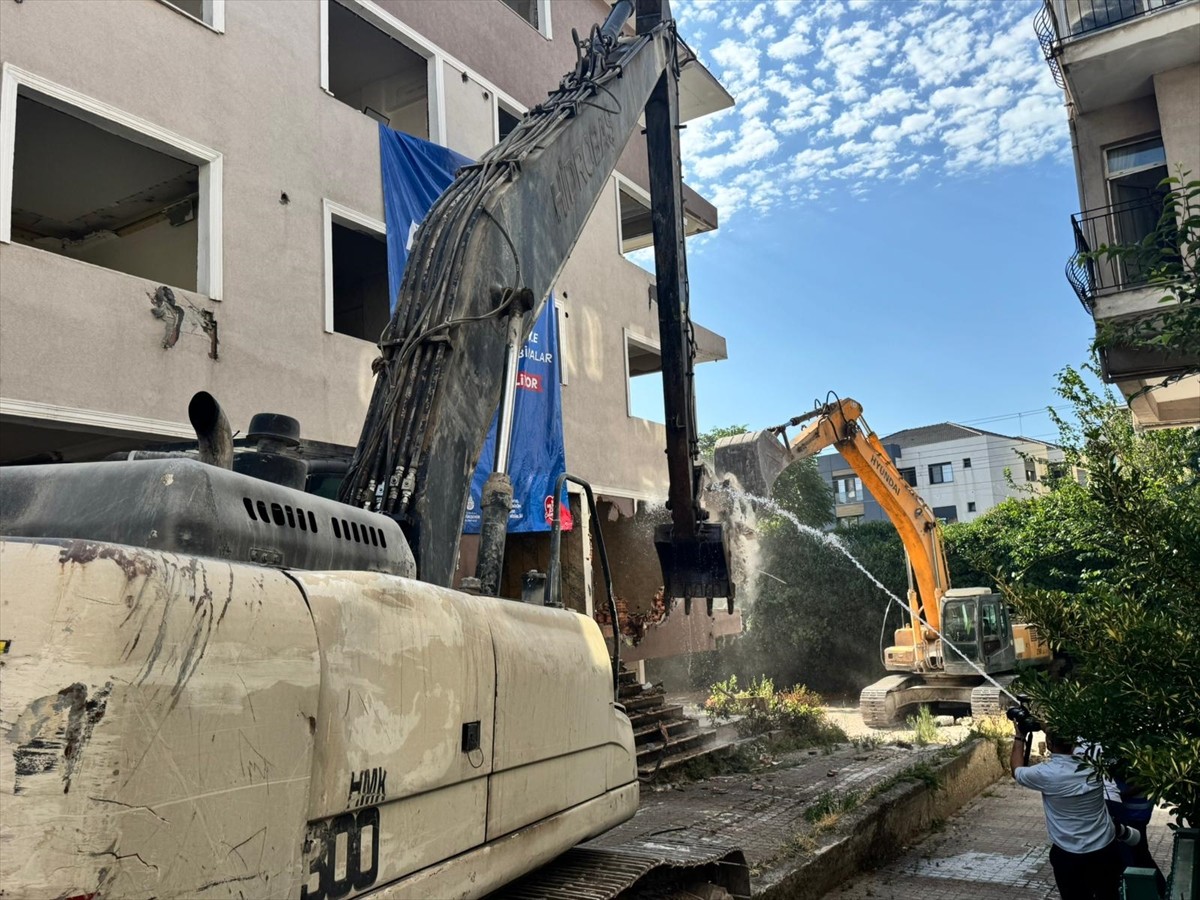 Bakırköy Yeşilköy Mahallesi'nde kentsel dönüşüm çalışmaları kapsamında "yüksek riskli" olduğu...