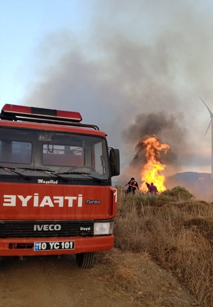 Balıkesir'in Erdek ilçesine bağlı Paşalimanı Adası'nda çıkan yangın, ekiplerin müdahalesiyle...