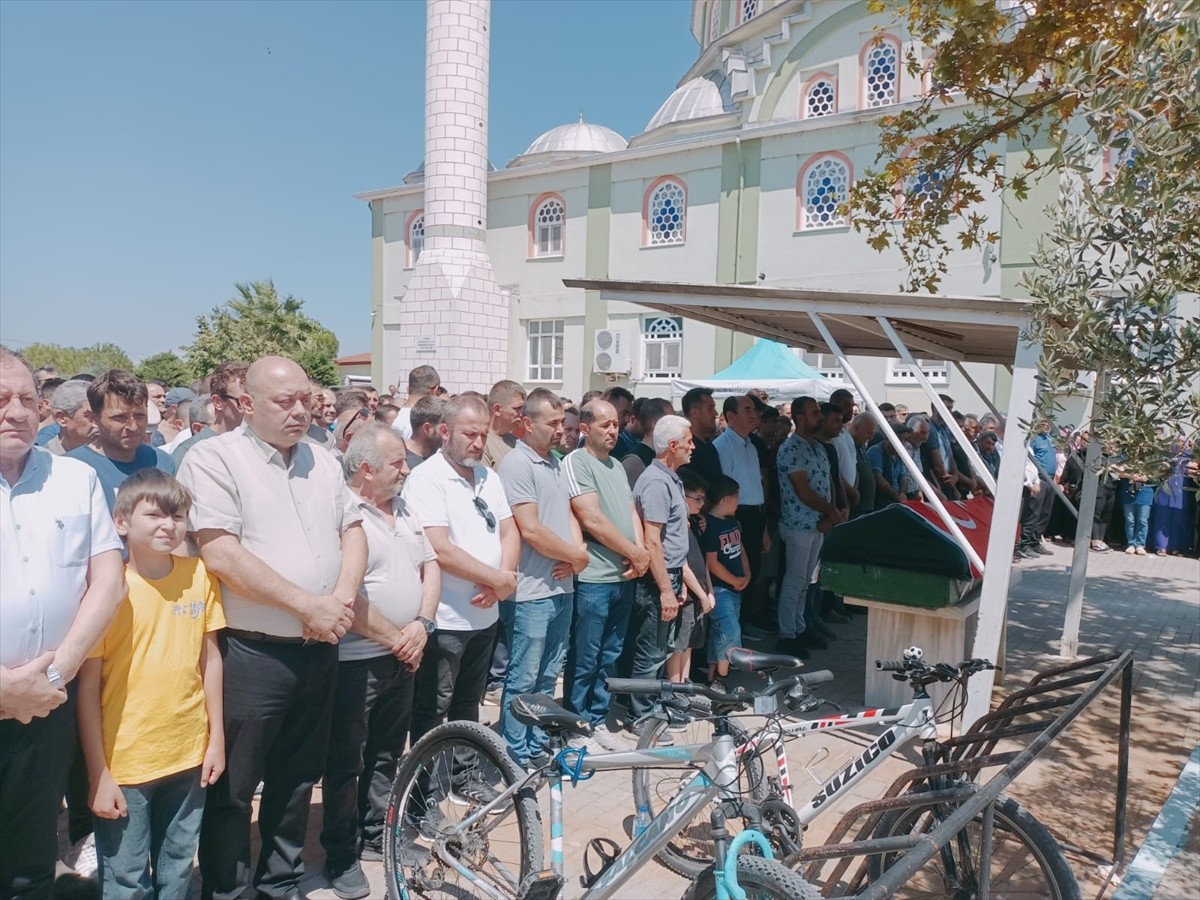 Balıkesir'in Gönen ilçesindeki fabrikada çıkan yangında yaşamını yitiren 2 kişi, son yolculuğuna...