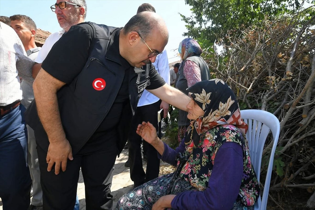 Balıkesir'in Sındırgı ilçesinde meydana gelen 6,1 büyüklüğündeki deprem sonrası yürütülen müdahale...