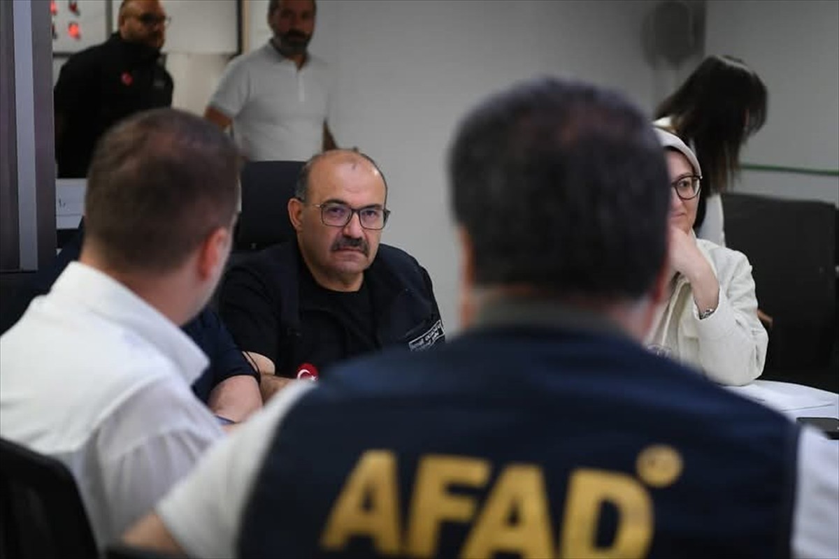 Balıkesir'in Sındırgı ilçesinde meydana gelen 6,1 büyüklüğündeki deprem sonrası yürütülen müdahale...