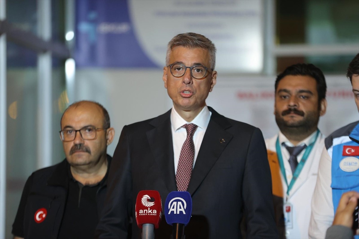 Balıkesir'in Sındırgı ilçesinde meydana gelen 6,1 büyüklüğündeki depremde yaralananları tedavi...