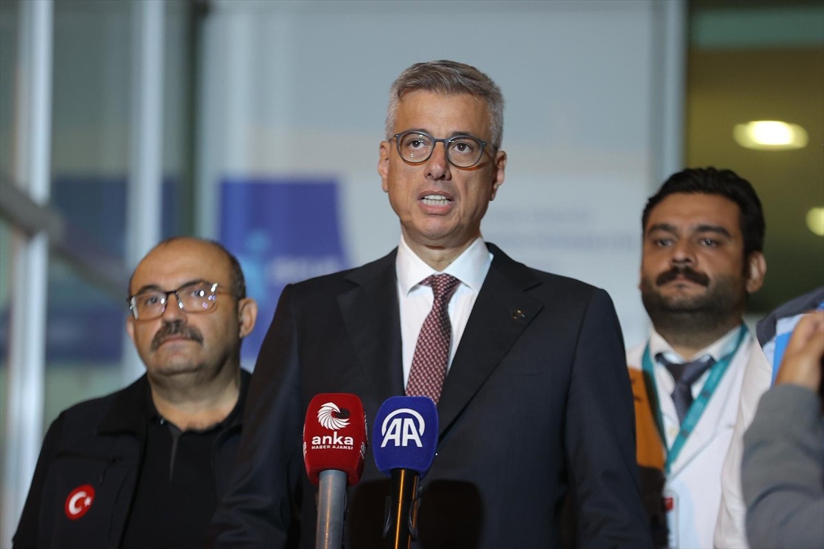 Balıkesir'in Sındırgı ilçesinde meydana gelen 6,1 büyüklüğündeki depremde yaralananları tedavi...