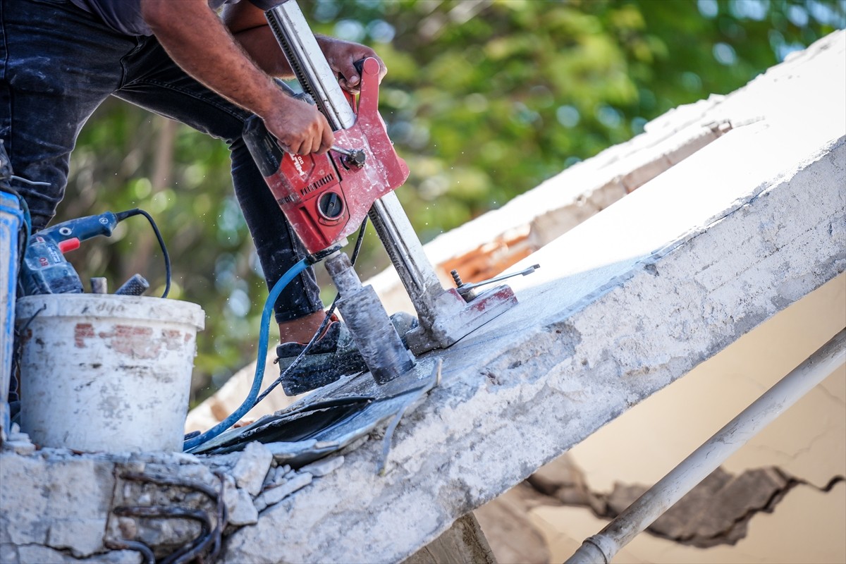 Balıkesir'in Sındırgı ilçesinde meydana gelen 6,1 büyüklüğündeki depremde yıkılan 3 katlı binanın...