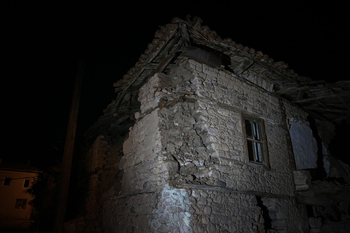 Balıkesir'in Sındırgı ilçesinde meydana gelen 6,1 büyüklüğündeki depreme kırsal mahallelerdeki...